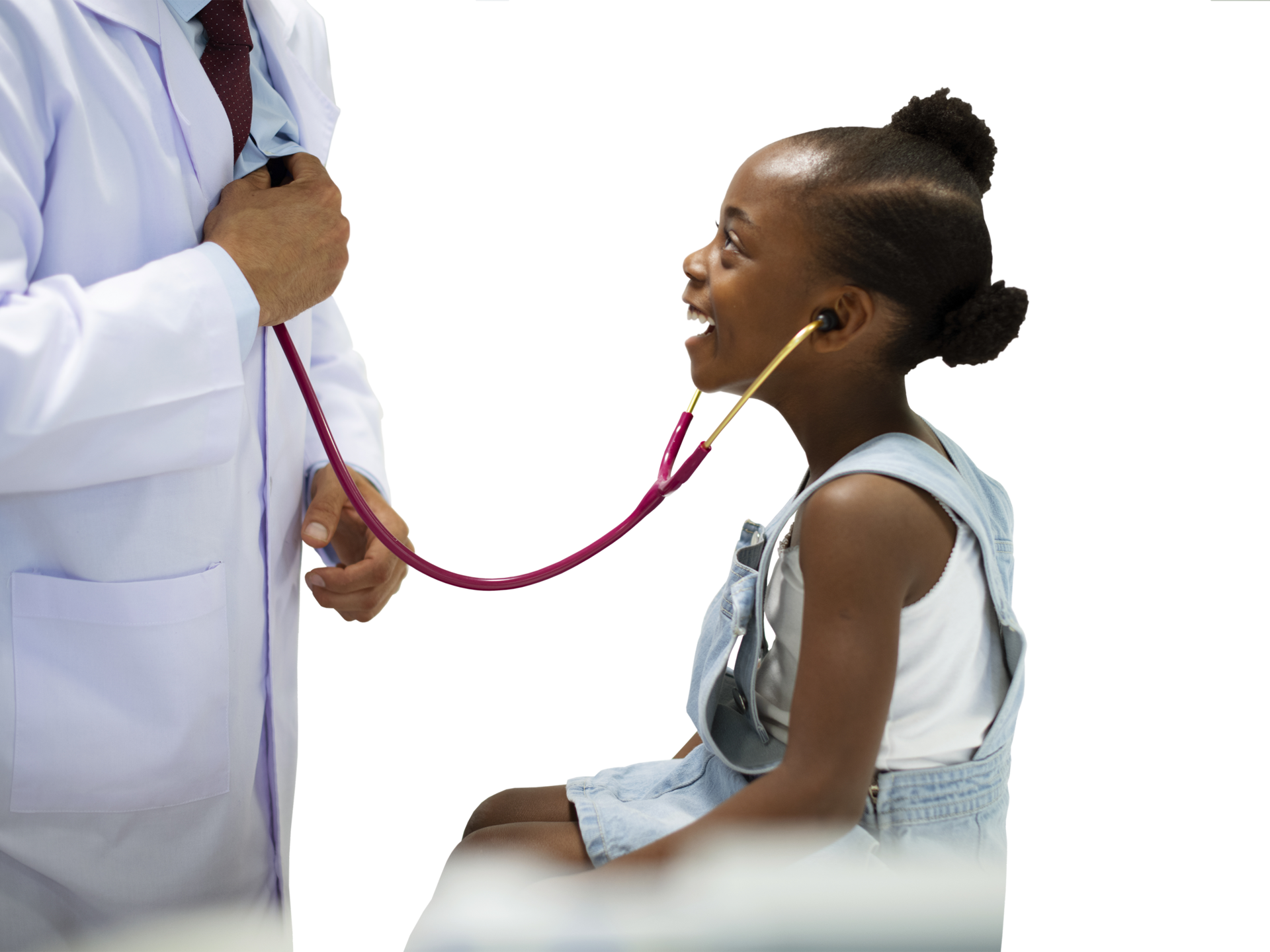 Kleines Mädchen mit Stethoskop hört Arzt ab